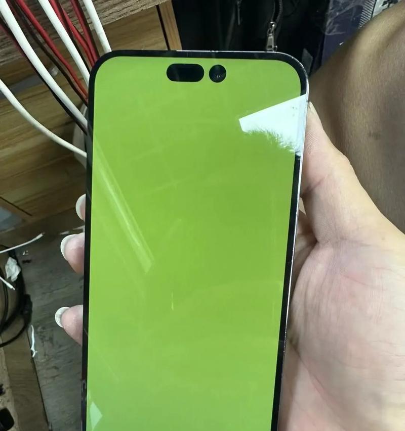 手机拍照时出现绿屏现象是什么原因？