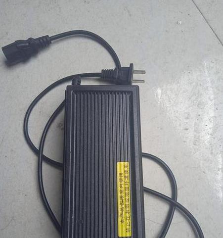 自由猫头灯充电器的标准电压是多少？使用安全吗？