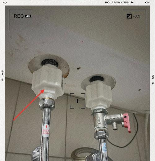 热水器旁边盖子的正确开启方法是什么？