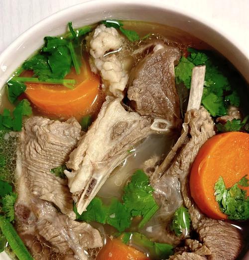 羊排骨炖出好滋味，做法大公开（用简单材料炖出美味佳肴）